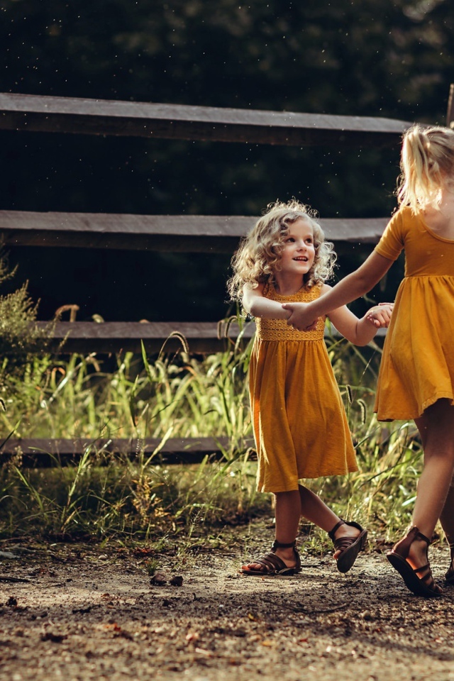 Две маленькие девочки танцуют