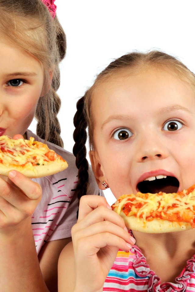 Две маленькие девочки с пиццей