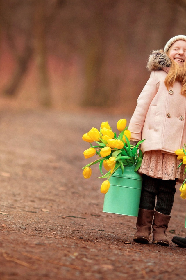 Две маленькие девочки с желтыми тюльпанами весной