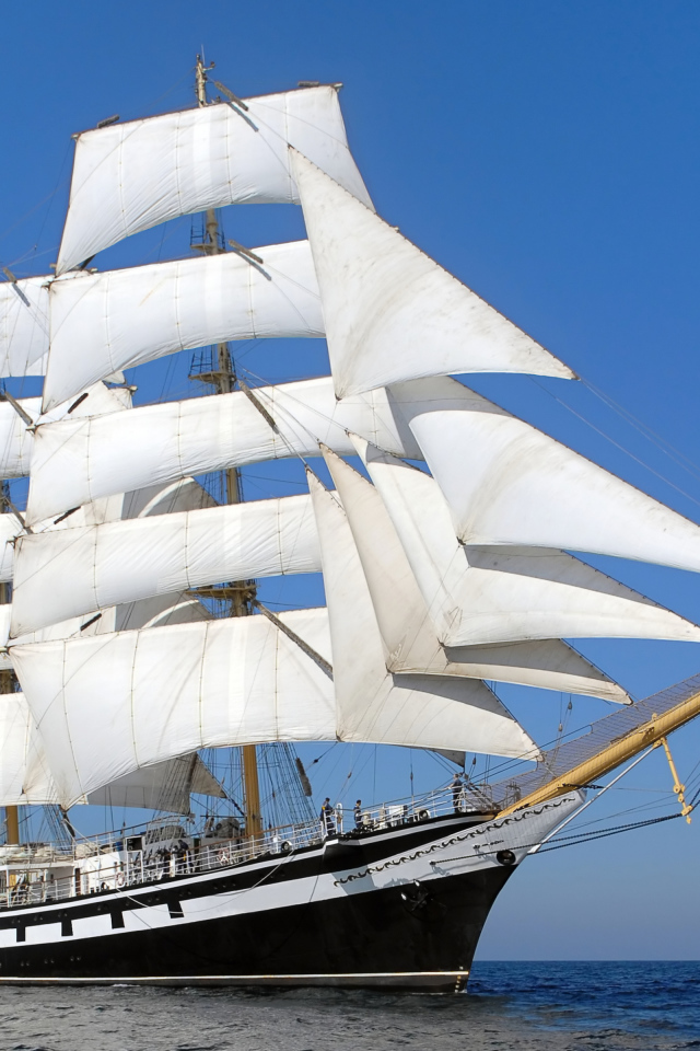 Большой корабль с белыми парусами в море 