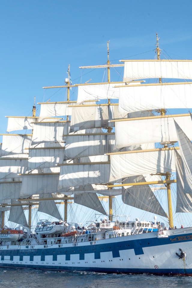Круизное парусное судно Royal Clipper в море