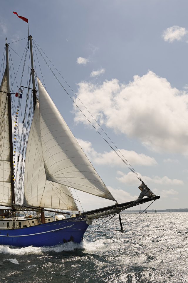 Парусно судно в море солнечным днем