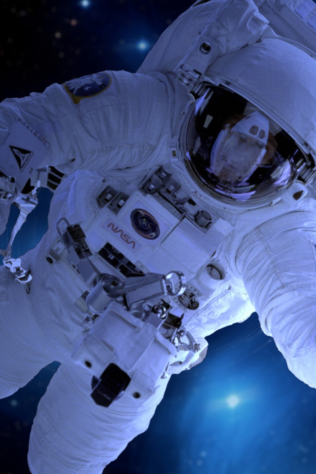 Астронавт в открытом космосе среди звезд