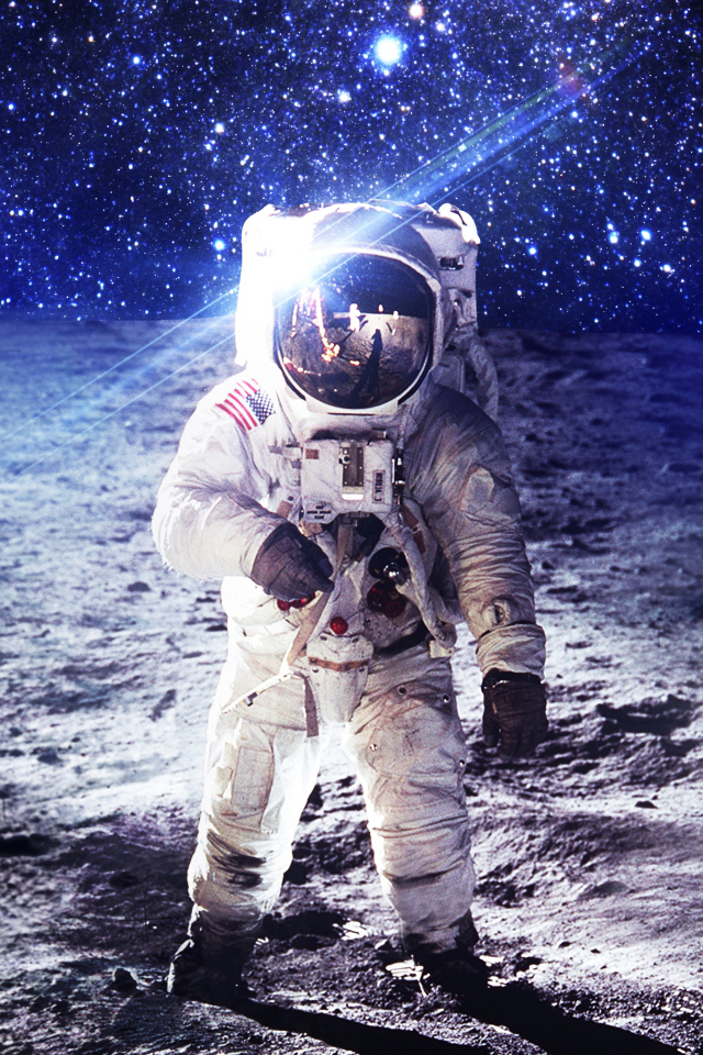 Астронавт идет по поверхности луны