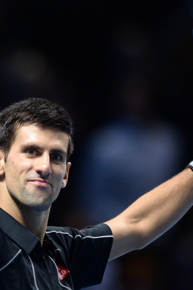 Новак Джокович сербский профессиональный теннисист с ракеткой в руке