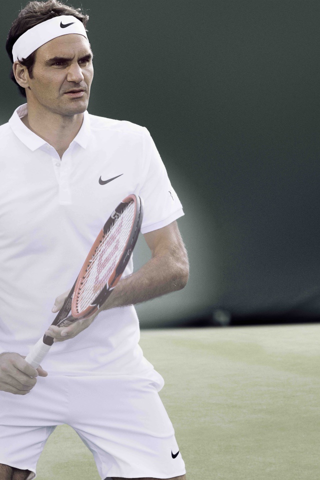 Популярный теннисист  Роджер Федерер на корте
