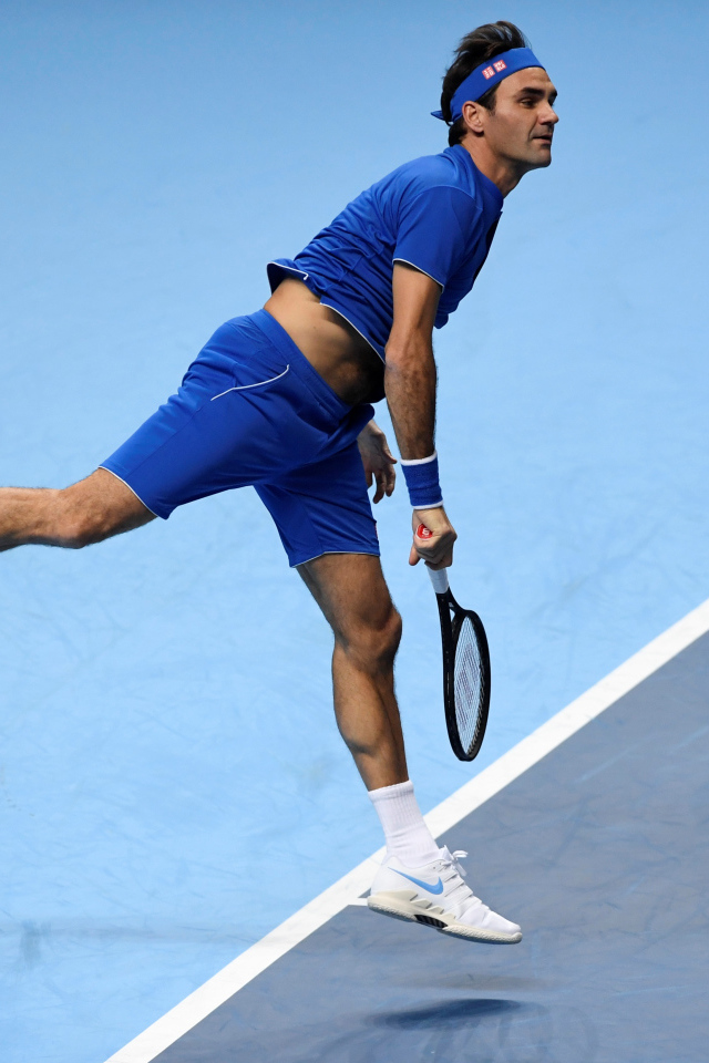 Швейцарский теннисист Роджер Федерер на корте
