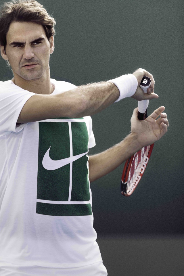 Швейцарский теннисист Роджер Федерер с ракеткой в руках