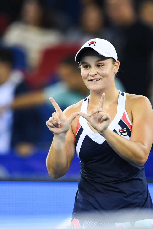 Молодая теннисистка Эшли Барти на корте 