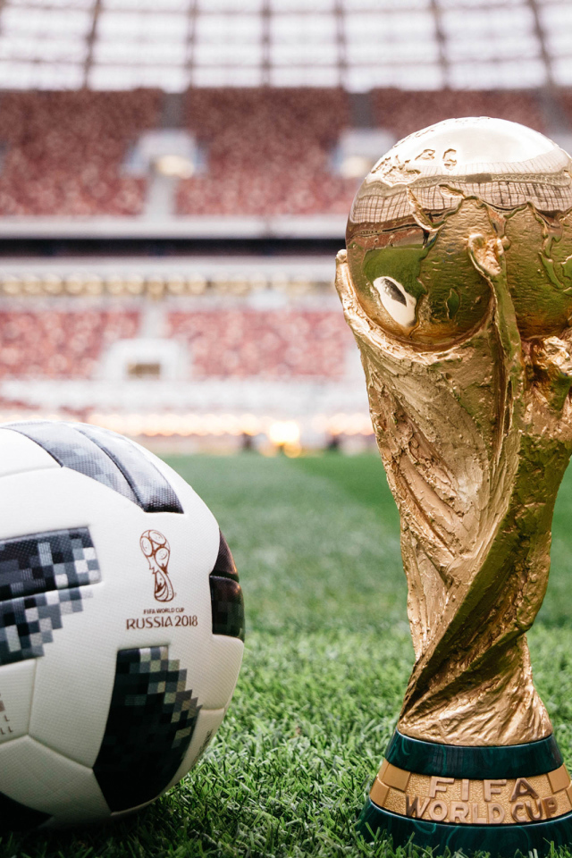Мяч и кубок Чемпионата мира по футболу 2018 в России