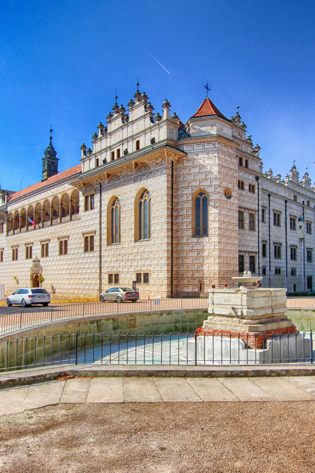 Литомишльский замок с фонтаном под голубым небом, Чехия