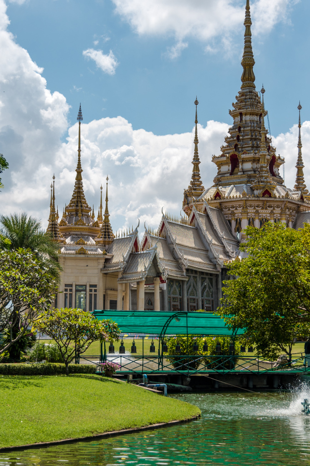 Храм Mahawiharn Temple под красивым небом, Тайланд. Азия