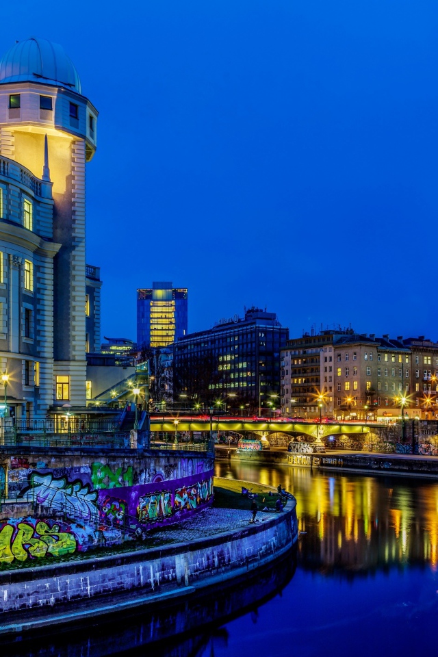 Ночные небоскребы у канала, Вена. Австрия