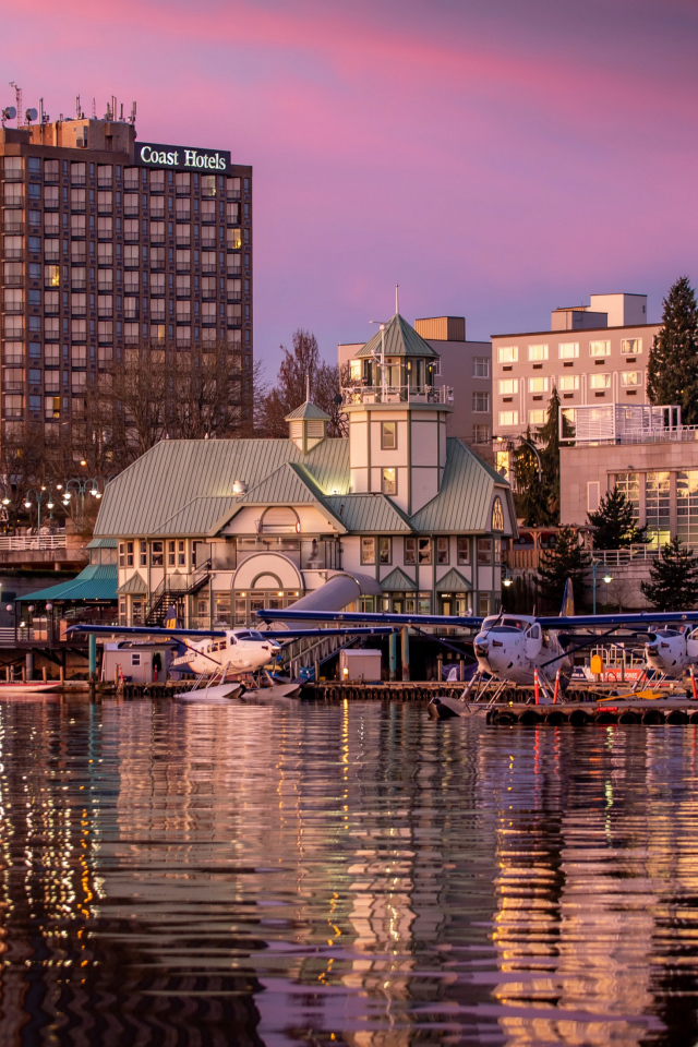 Здания у причала на закате, Ванкувер. Канада
