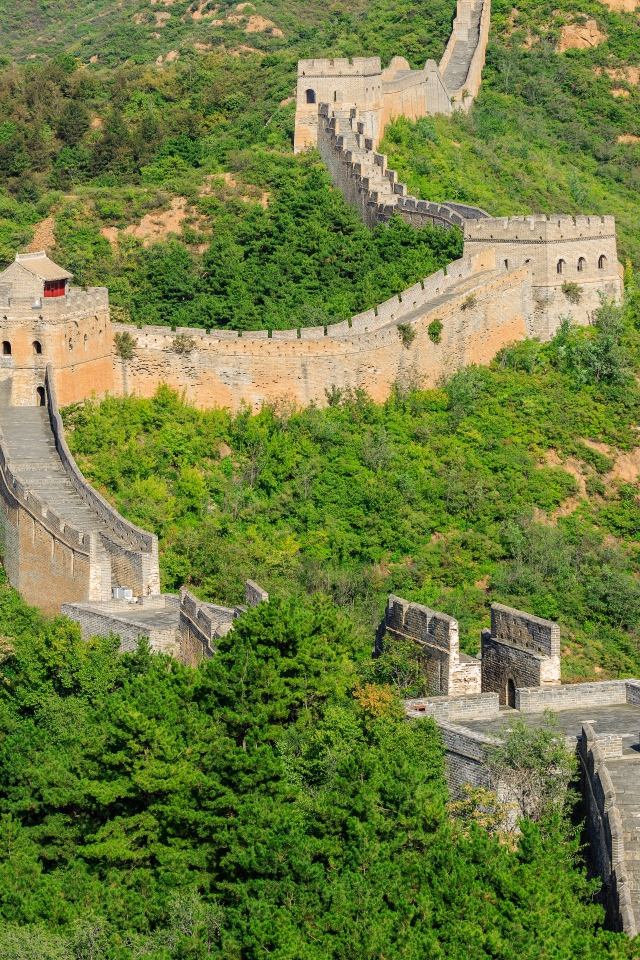 Легендарная Великая Китайская стена в зеленой растительности