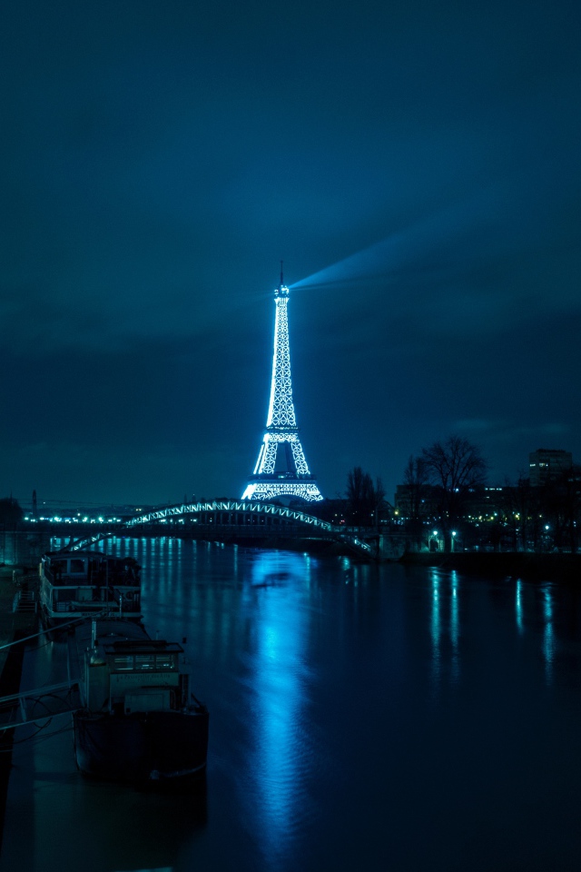 Эйфелева башня ночью на фоне канала, Франция 