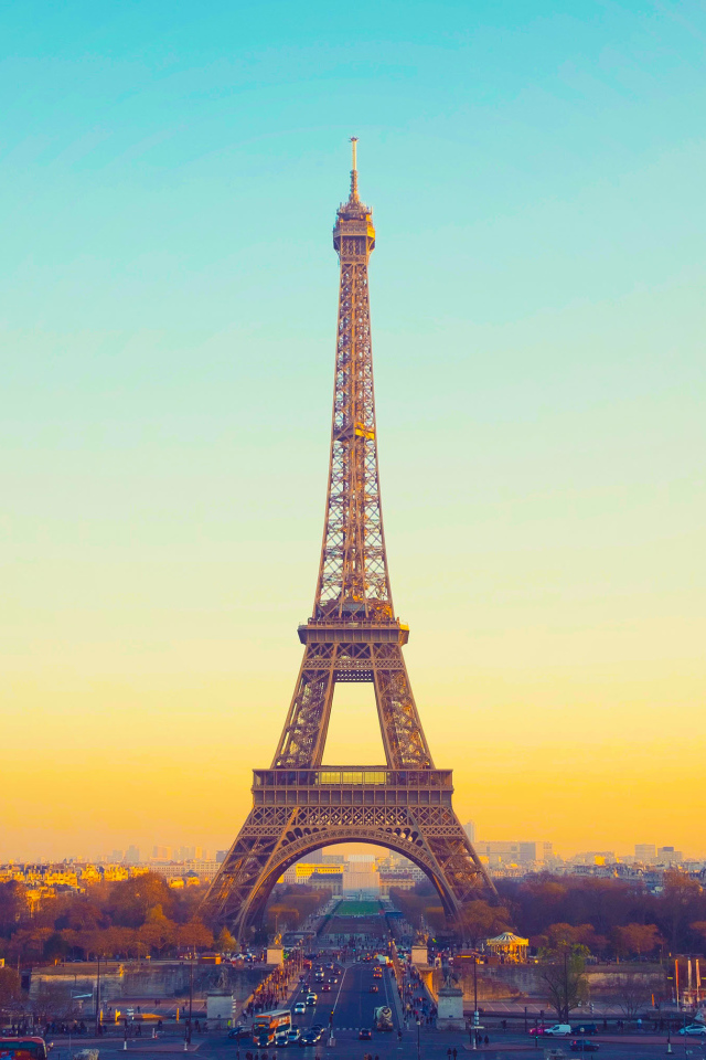 Эйфелева башня на фоне красивого голубого неба, Париж. Франция