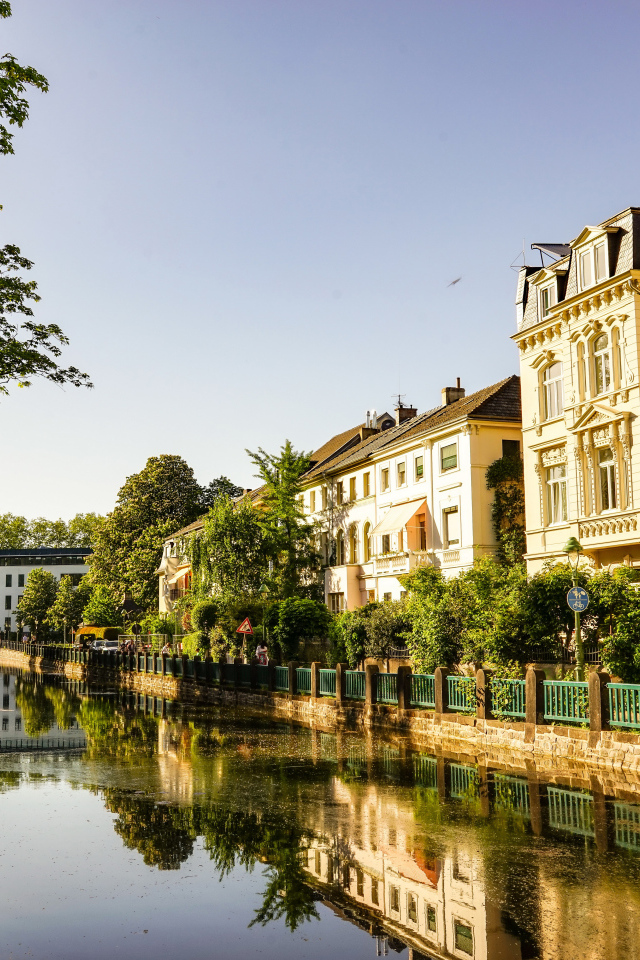 Красивые старые дома у реки, Германия