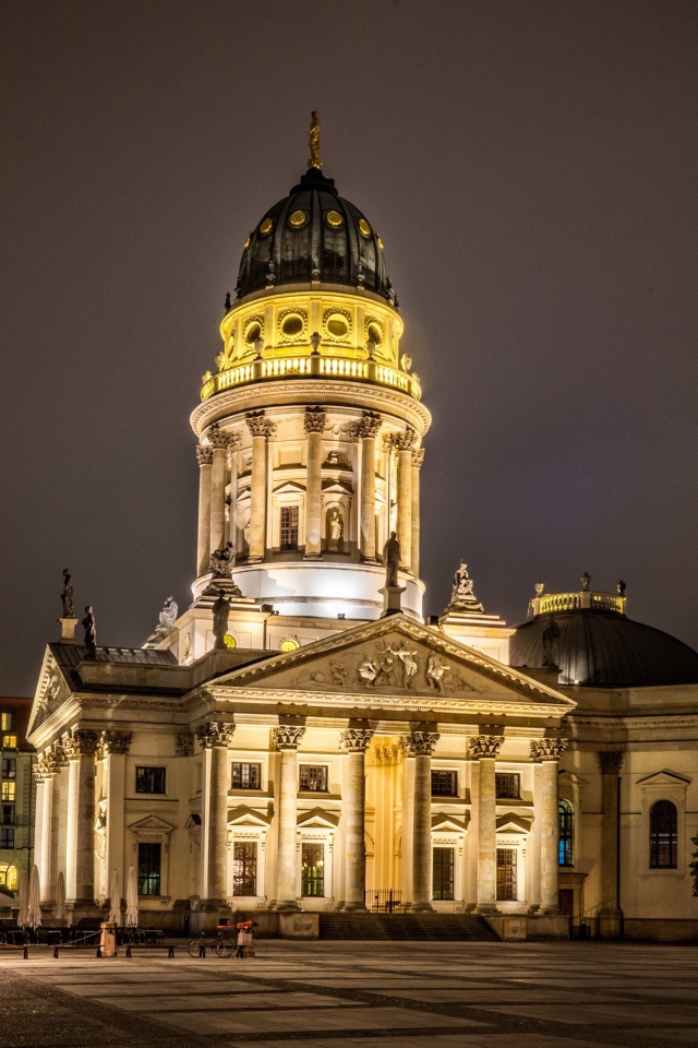 Французский собор в свете ночных фонарей, Берлин. Германия