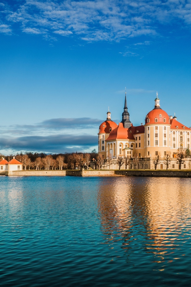 Замок Морицбург у озера под красивым голубым небом, Германия