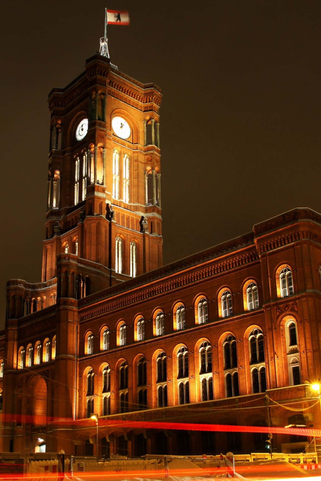 Здание Красная ратуша ночью, Берлин. Германия