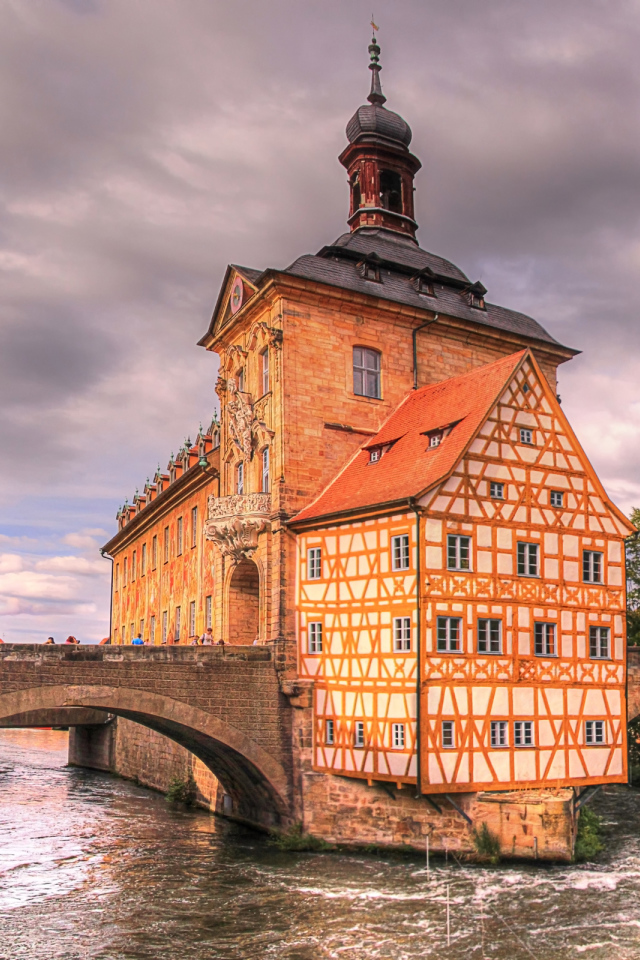 Старая ратуша у реки, город Бамберг. Германия