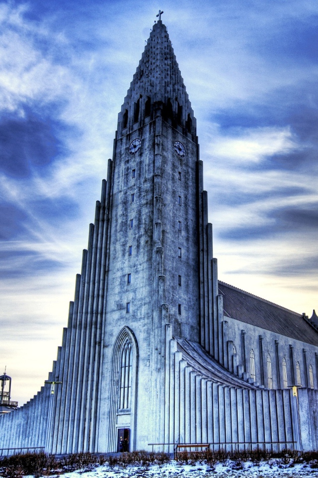 Церковь Хатльгримскиркья под голубым небом, Рейкьявик. Исландия