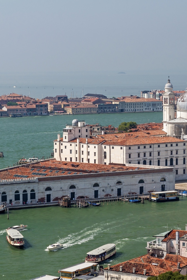 Вид на собор Санта Мария делла Салюте на Гранд канале, Венеция. Италия