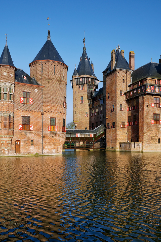 Чистая вода в пруду у замка De Haar, Нидерланды