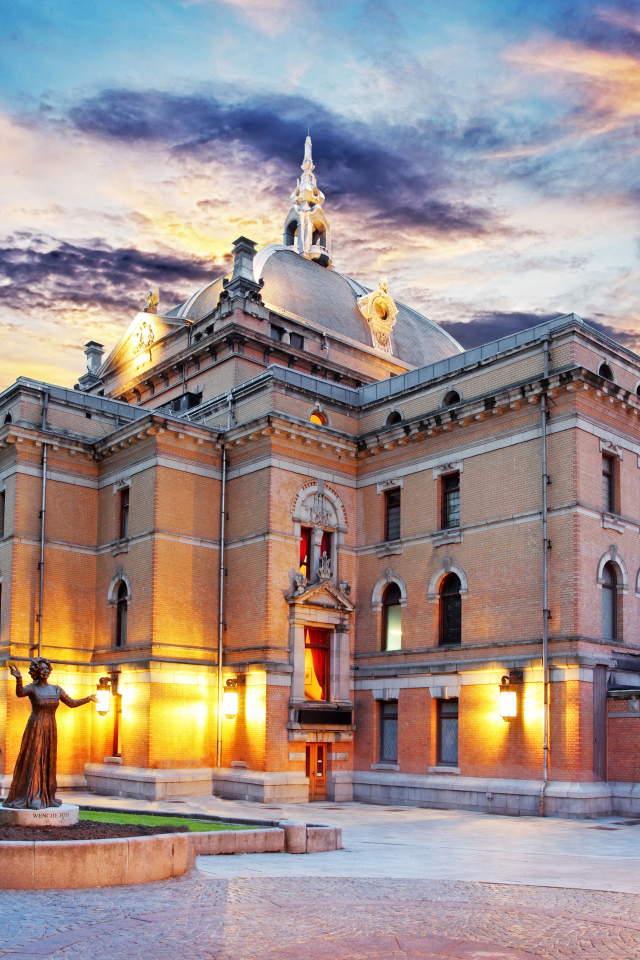 Норвежский национальный театр под красивым небом, Осло. Норвегия