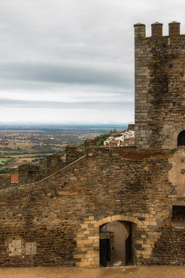 Старинный замок Монсараш, Португалия