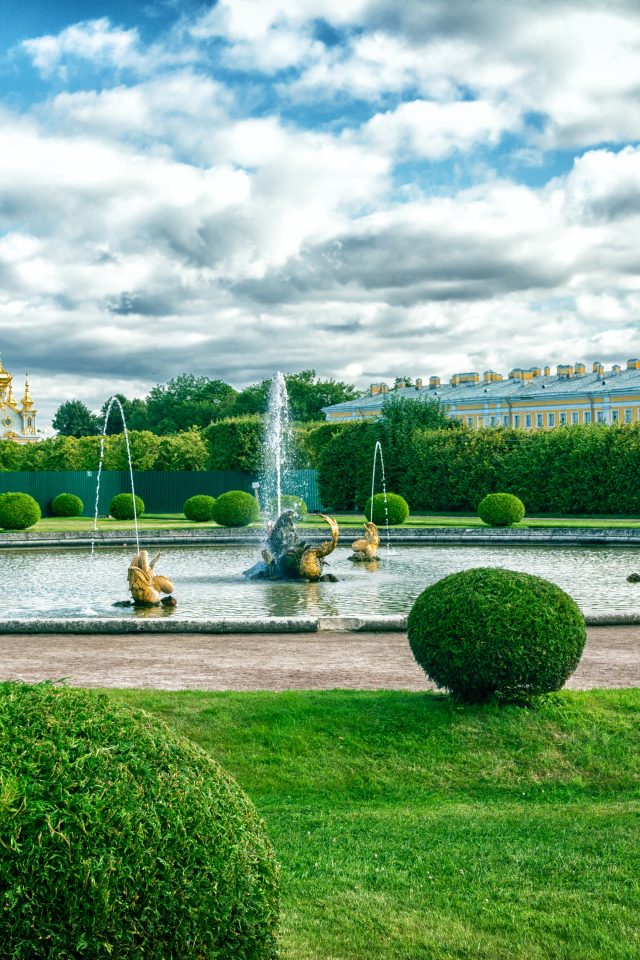 Красивый фонтан в парке Петергоф, Санкт-Петербург