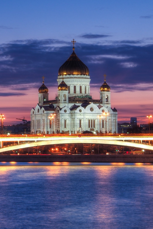 Ночной мост у реки на фоне храма Христа Спасителя, Москва. Россия