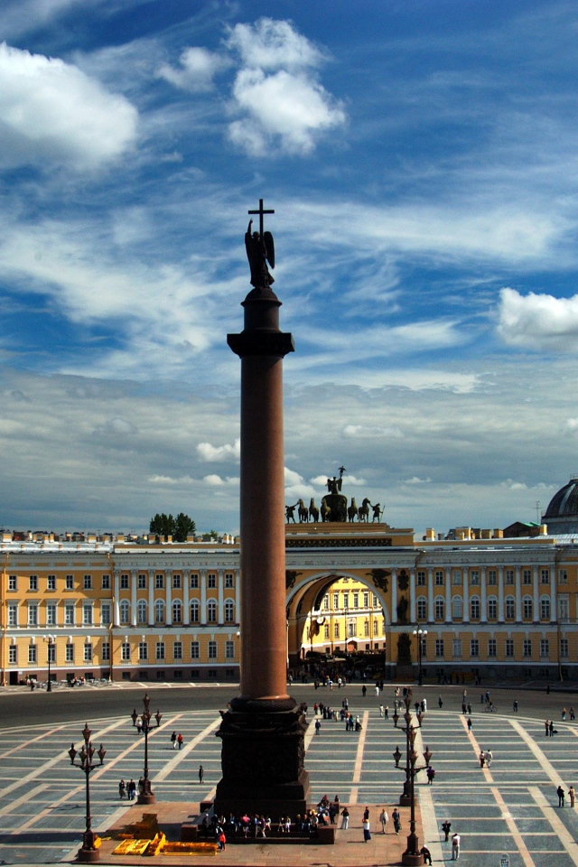 Дворцовая площадь под голубым небом,  Санкт-Петербург. Россия