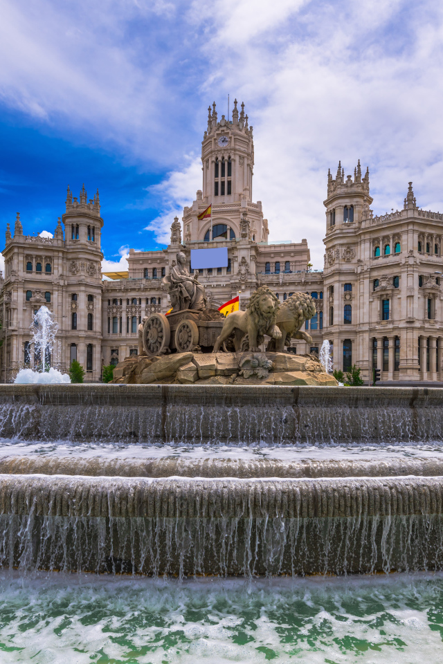Большой фонтан на площади, Мадрид. Испания