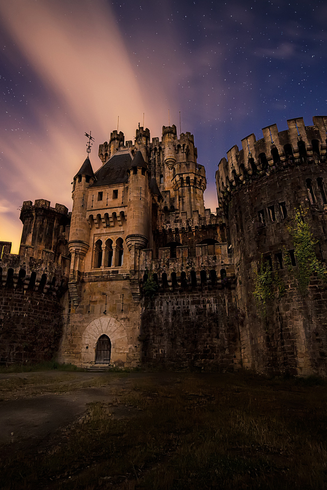 Замок Butron на фоне звездного неба вечером, Гатика. Испания