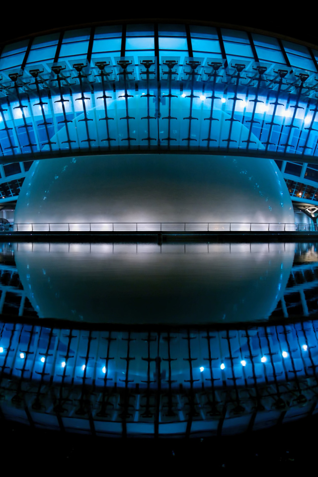 Кинотеатр Hemisferic ночью, Валенсия. Испания