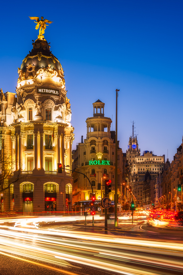 Дома на вечерней улице в городе Мадрид, Испания