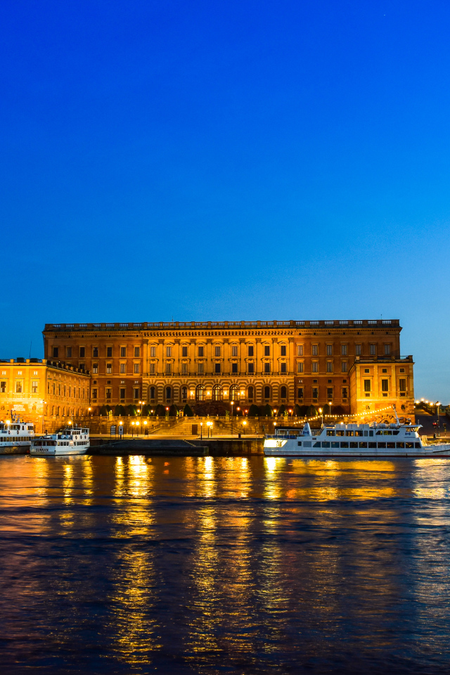 Дворец отражается в воде вечером, Стокгольм. Швеция
