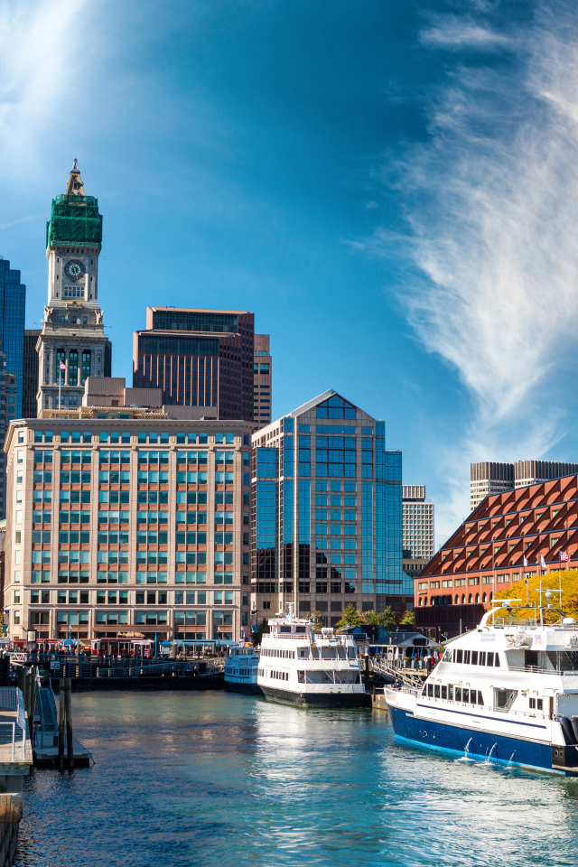 Речные суда у причала на фоне небоскребов города Бостон. США