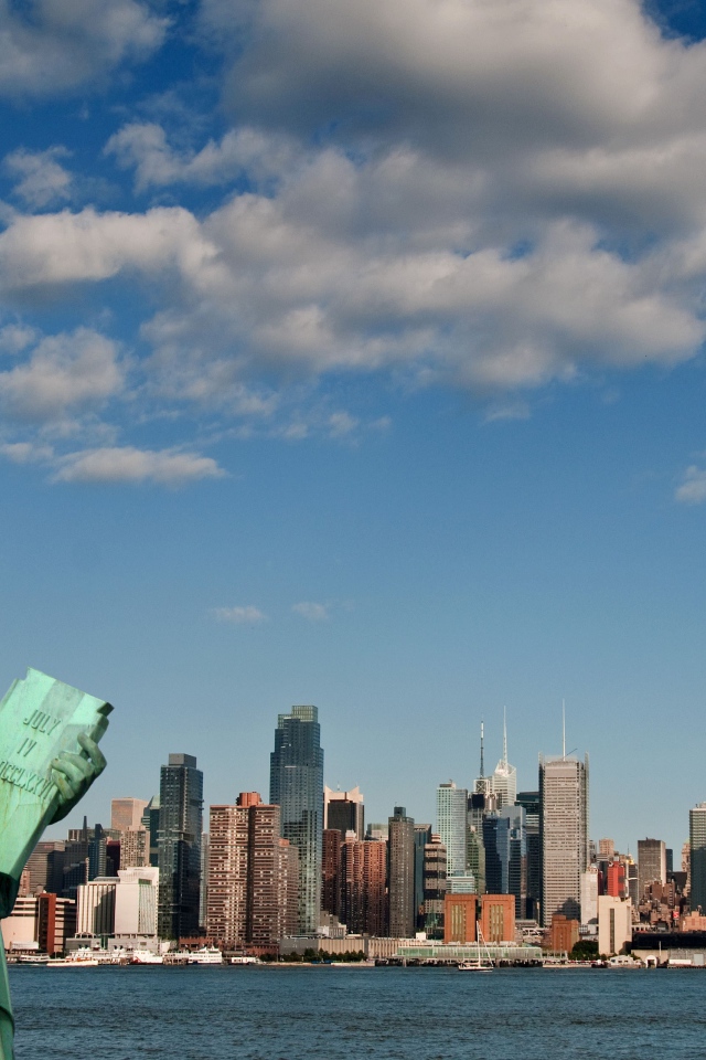 Статуя свободы на фоне голубого неба, США