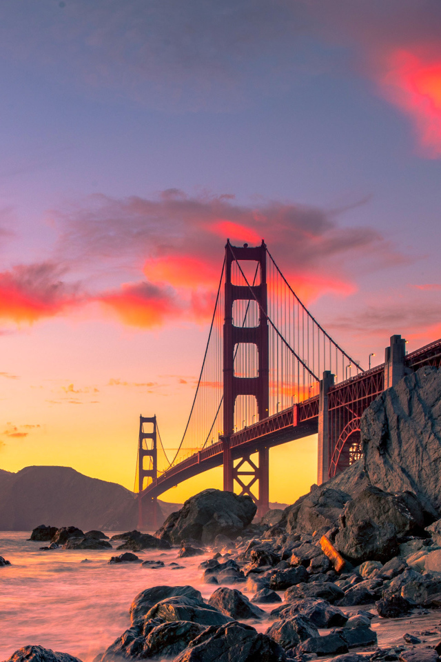 Мост Золотые Ворота на фоне красивого неба в Сан-Франциско, Калифорния. США