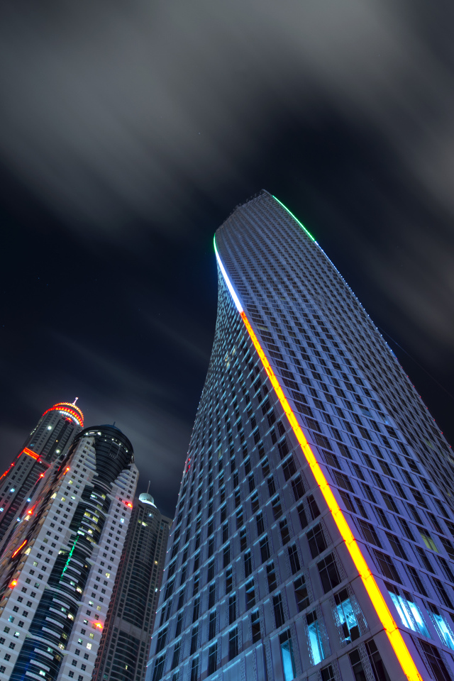 Небоскребы Дубаи под ночным небом, ОАЭ