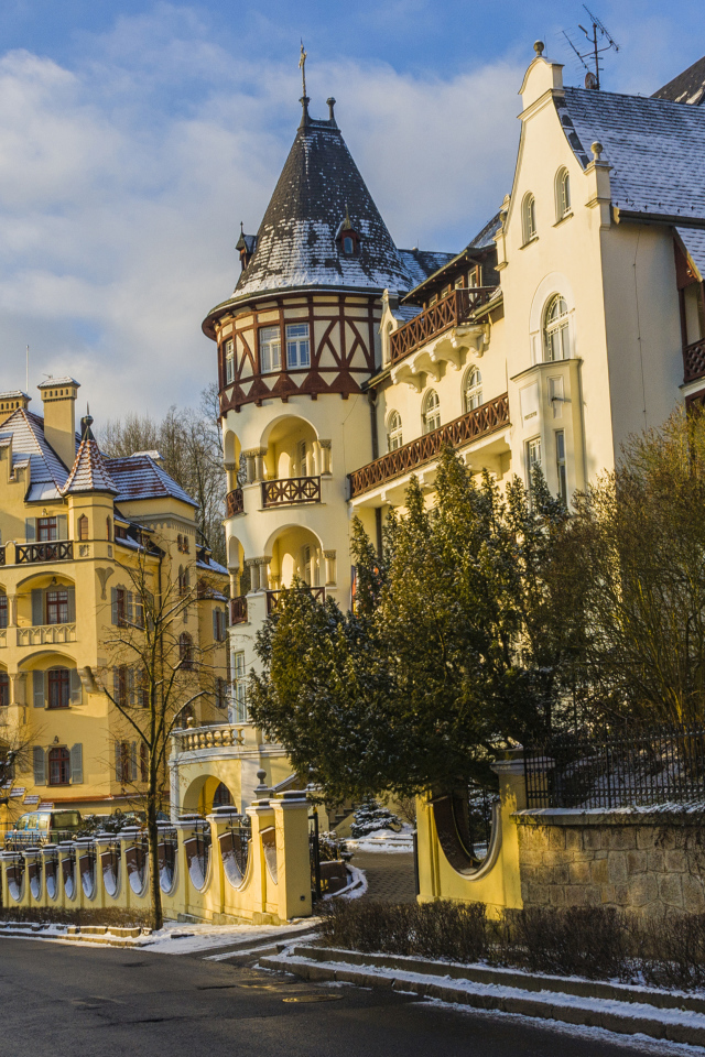Красивый дом на зимней улице в городе Карловы Вары, Чехия