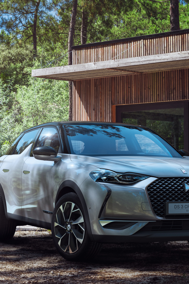 Серебристый внедорожник DS 3 Crossback E-Tense 2019 года 