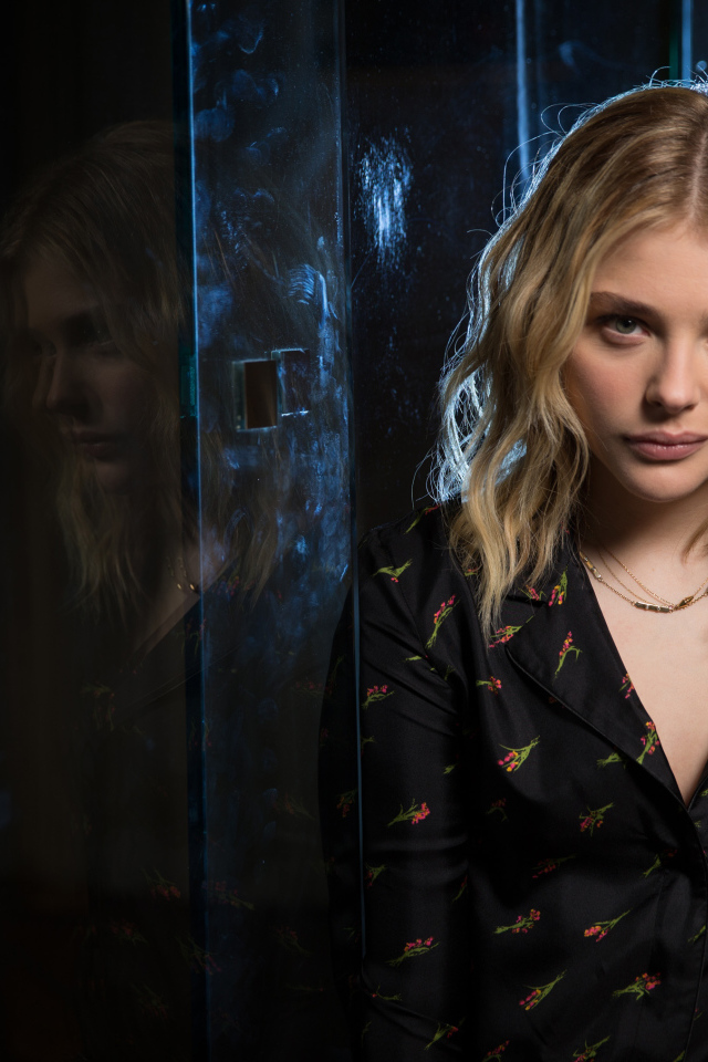 Нежная молодая девушка, актриса Хлоя Грейс Морец