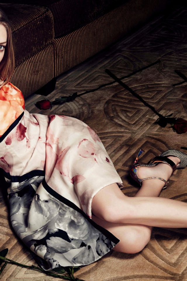 Актриса Аманда Сейфрид с розами на полу