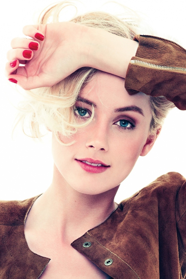 Актриса Эмбер Хёрд с красным маникюром на белом фоне