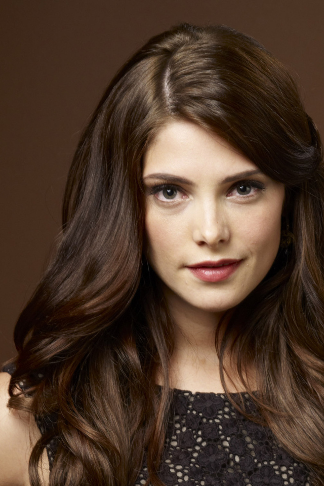 Актриса Эшли Грин на коричневом фоне