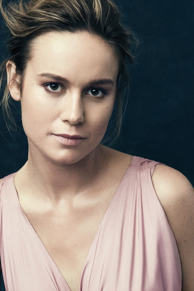 Актриса Бри Ларсон в розовом платье